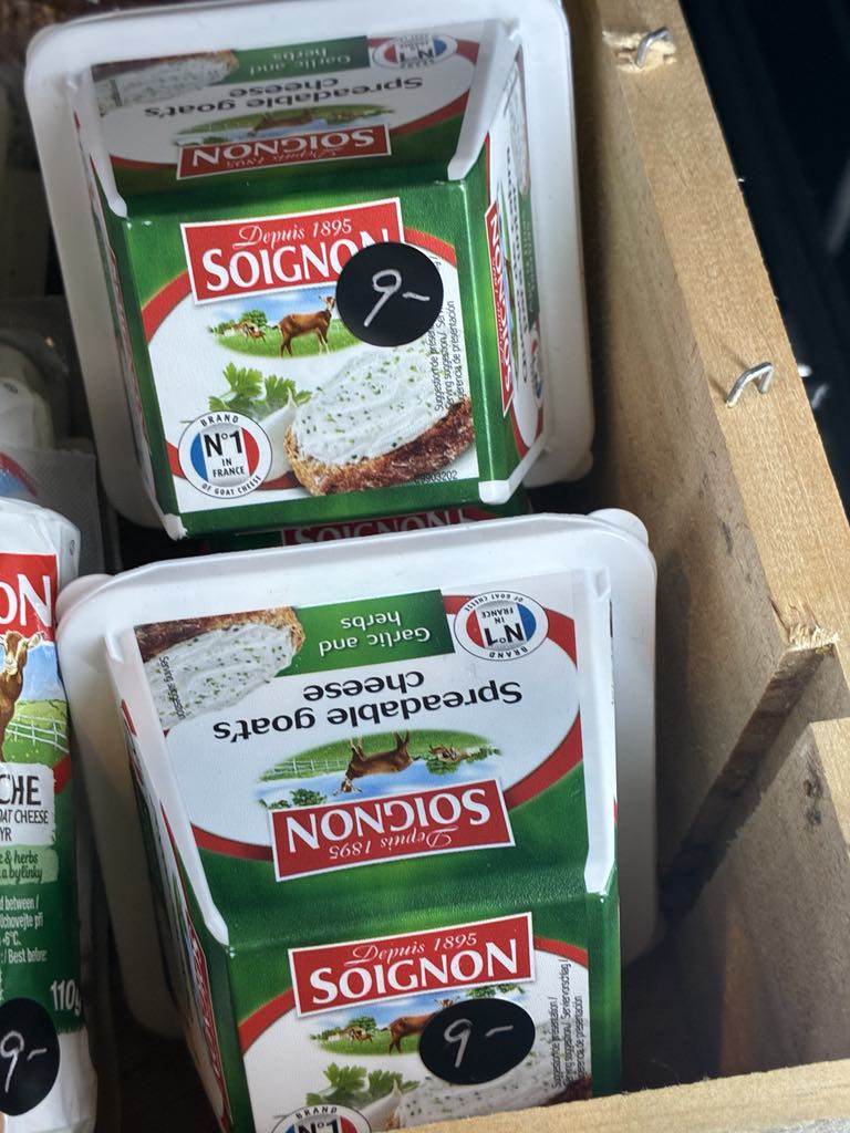 Soignon Spreadable Goats Cheese with Garlic & Herb 140gm